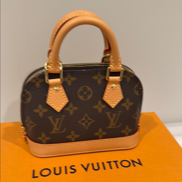Louis Vuitton Mini Bag in Brown Monogram - Picture 2 of 11